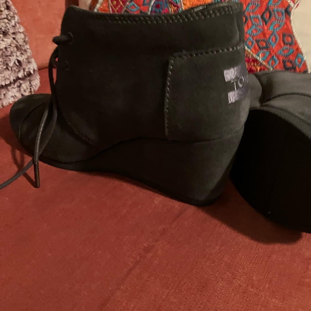 Toms - Picture 3 of 4